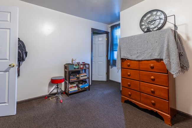 Building Photo - AVAILABLE AUGUST 2026 - Beautiful 2 bedroom Home on a Quiet Street!