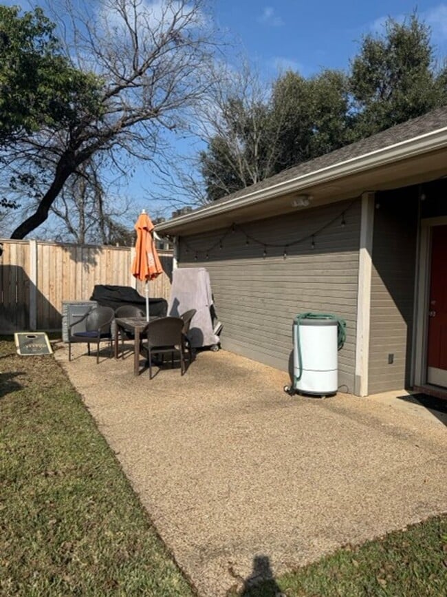 Building Photo - Rare Baylor Bubble Rental | Walk to Campus | 4 Bed / 3 Bath