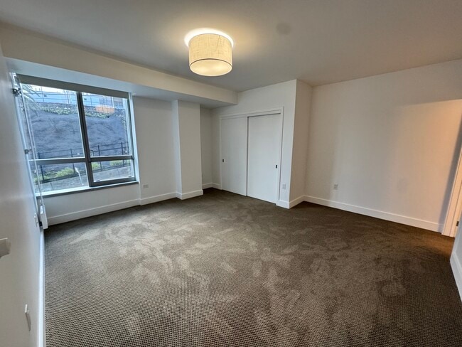 Building Photo - 8 Buchanan-301