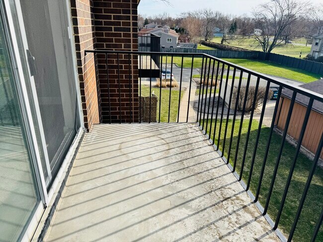 Building Photo - 5S070 Pebblewood Ln