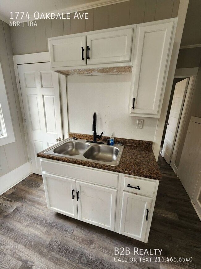 Building Photo - 1774 Oakdale Ave