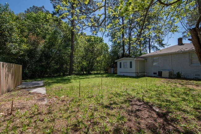 Building Photo - $1,250 - 3 bed/1 bath single-family home f...