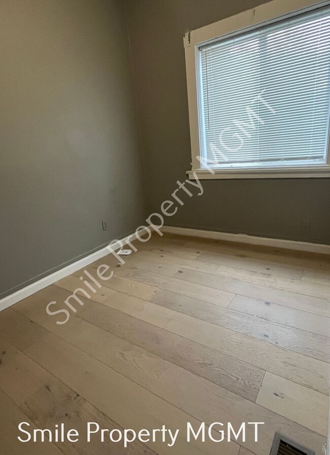 Building Photo - A nice house with 3 beds rooms and 1.5 baths.