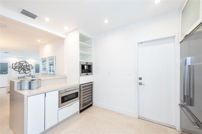 Building Photo - 829 Malaga Ave