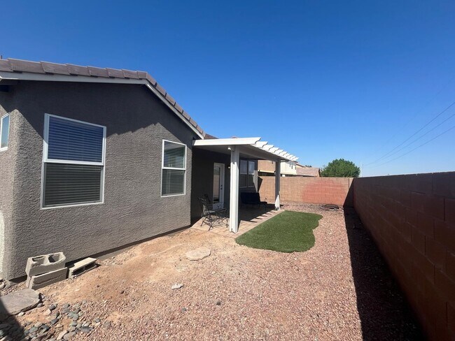 Building Photo - Stylish single-story living with 3 bedrooms, 2 baths, plus a versatile den — 1,489 sq ft of comfo...