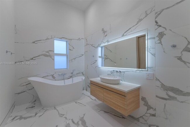 Building Photo - 635 SW 9th St