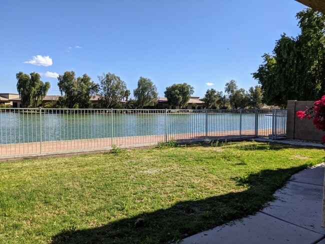 Building Photo - Lakefront with Home Office