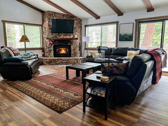 Building Photo - New to the Rental Market! FURNISHED Custom 3 Bdrm Hm w/Garage