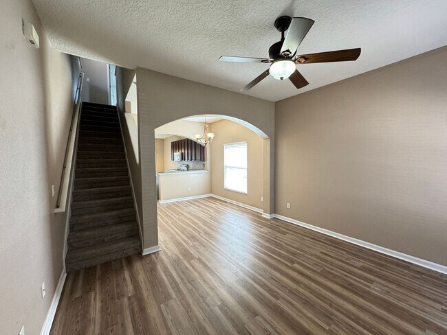 Building Photo - 5 Bedroom Townhome in Avalon Park! TESLA CHARGER INCLUDED!