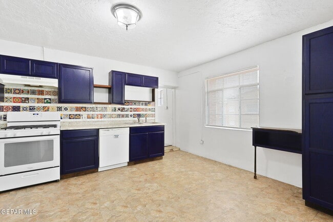 Building Photo - 325 Vista Hill Dr