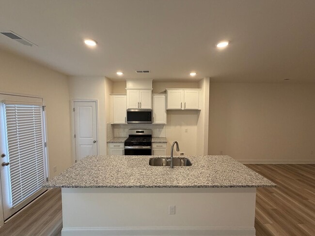 Building Photo - Mebane / Townhouse