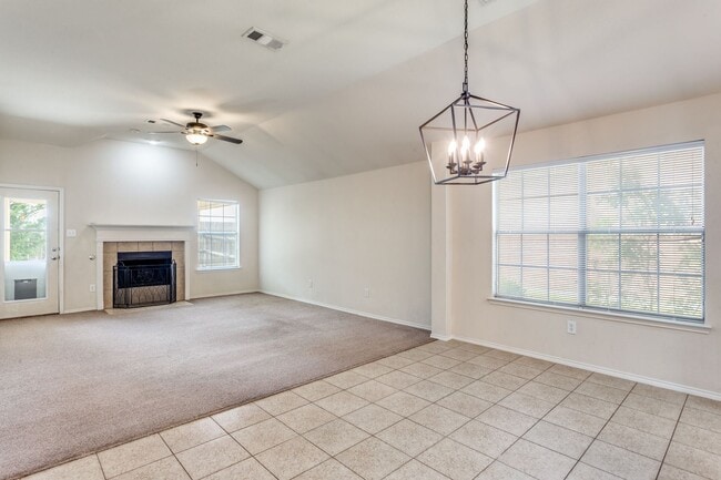 Building Photo - A Beautiful Blend of Comfort and Charm — 3 bd/2 Bath; Ready to lease in Vista West!