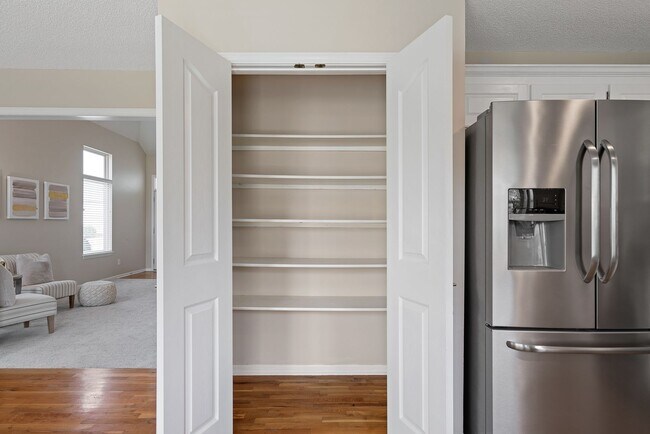 Building Photo - {13862} Spacious townhome in Prime Location + Maintenance Provided Community + Neighborhood Pool ...