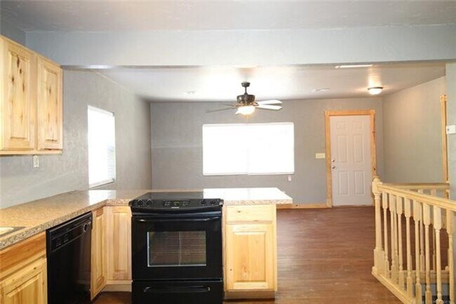 Building Photo - 2 Bedroom 1 bathroom