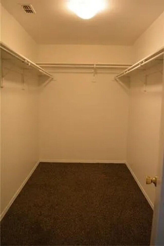Building Photo - 3 Bedroom 2 bath home!