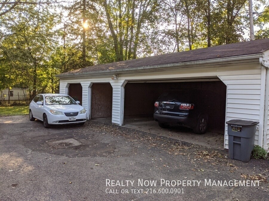 Building Photo - 1499 Maple Rd