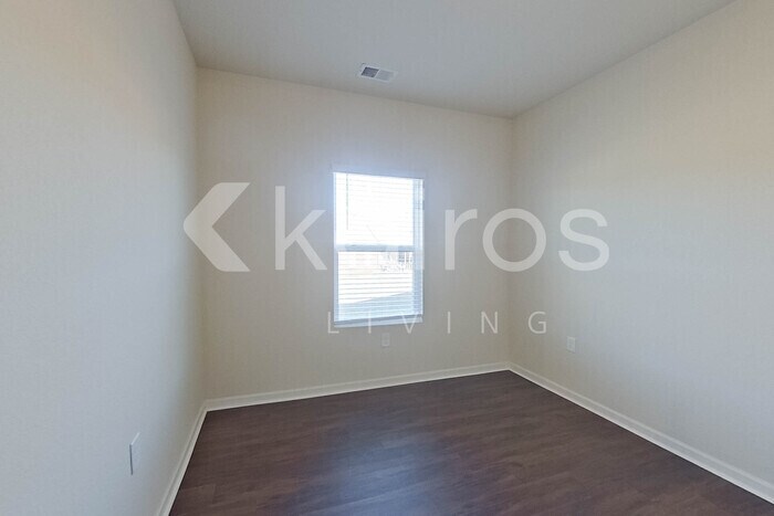 Building Photo - 10994 Lakeview Cir