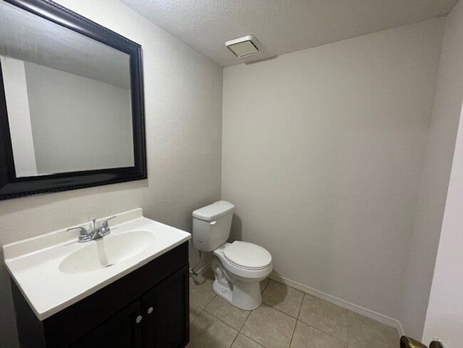 Building Photo - 221 Meadow Ct