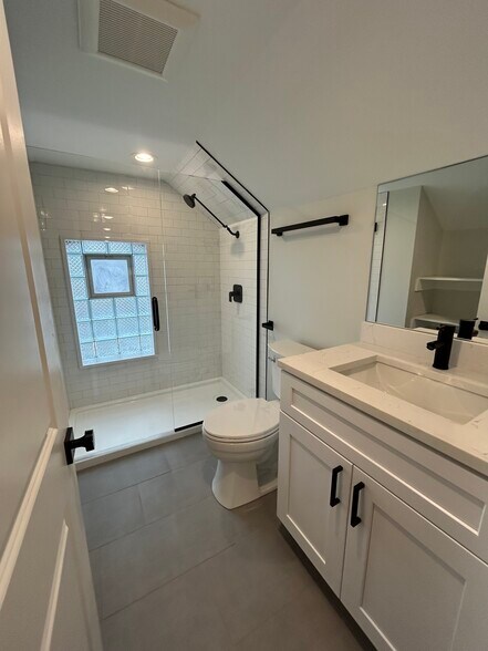 Building Photo - 858 N Paulina St