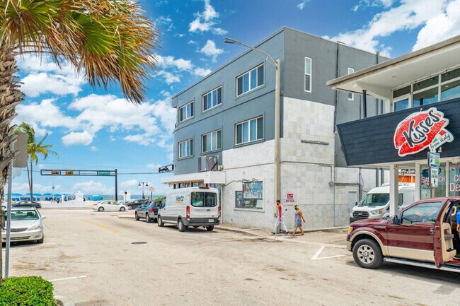 Building Photo - Beachfront Bloo's -2 Units-Ocean View Balc...