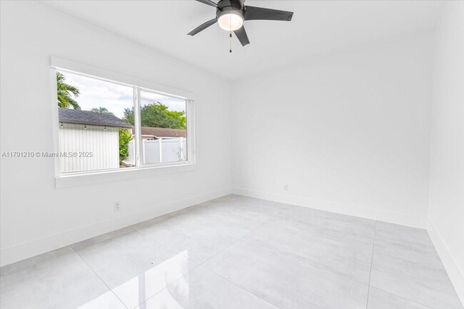 Building Photo - 5804 SW 116th Ave