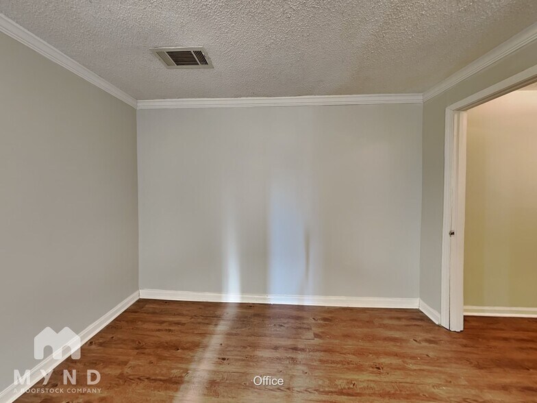 Building Photo - 375 Mountainview Dr