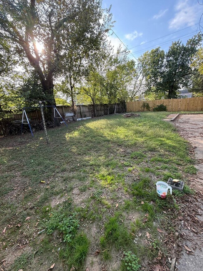 Building Photo - HOUSE:  3 Bed, 1 bath, Large Yard, Newly R...