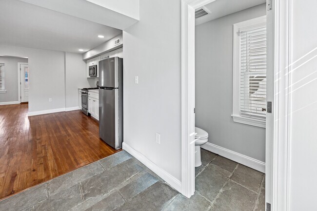 Building Photo - 733 E Elm St