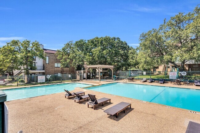 Building Photo - 2309 Balsam Dr