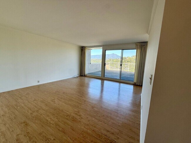 Building Photo - BEAUTIFUL UPPER 3BD/2BA UNIT PLUS BONUS ROOM. TIBURON CONDO. MT.TAM VIEWS!