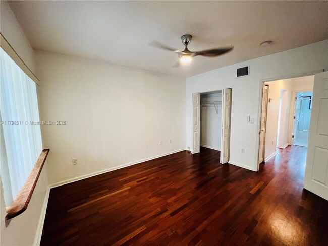 Building Photo - 2033 Calais Dr