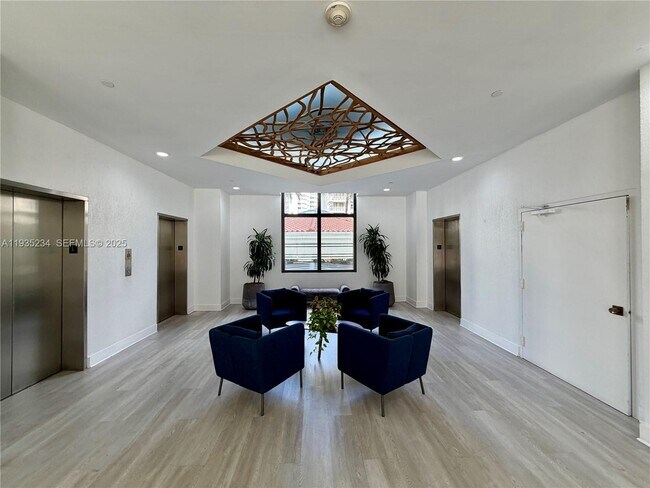 Building Photo - 1450 Brickell Bay Dr