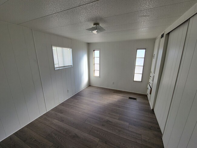 Building Photo - 2 Bedroom Mobile with Large Lot