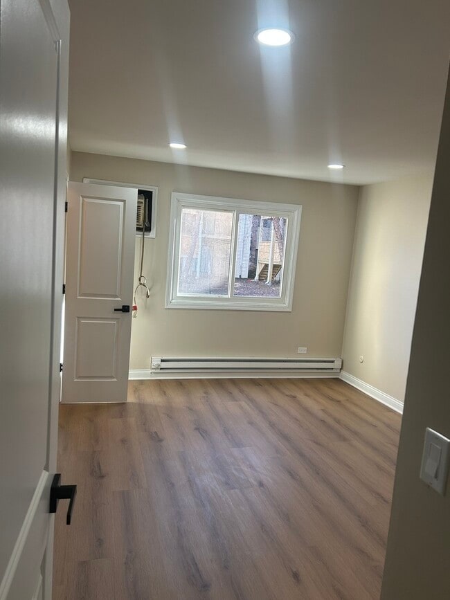 Building Photo - 194 N Waters Edge Dr