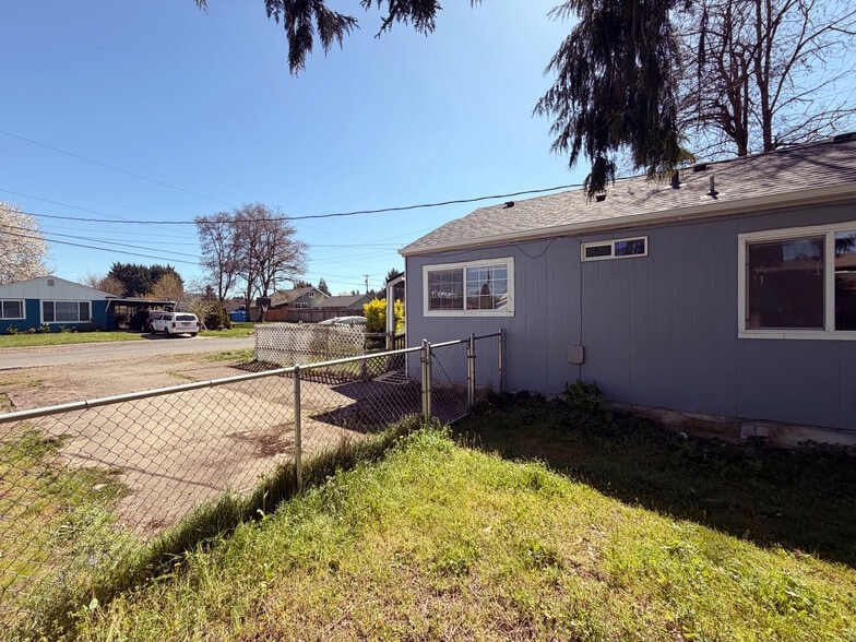 Building Photo - 1311 S 3rd Ave