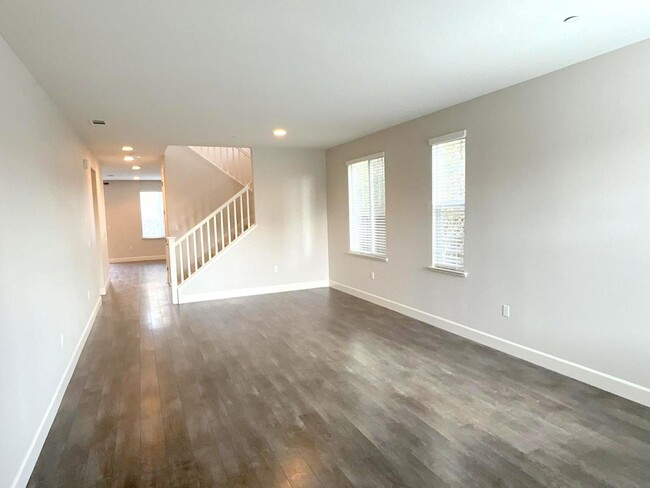 Building Photo - NEW PRICE ! Beautiful Contemporary Home In...