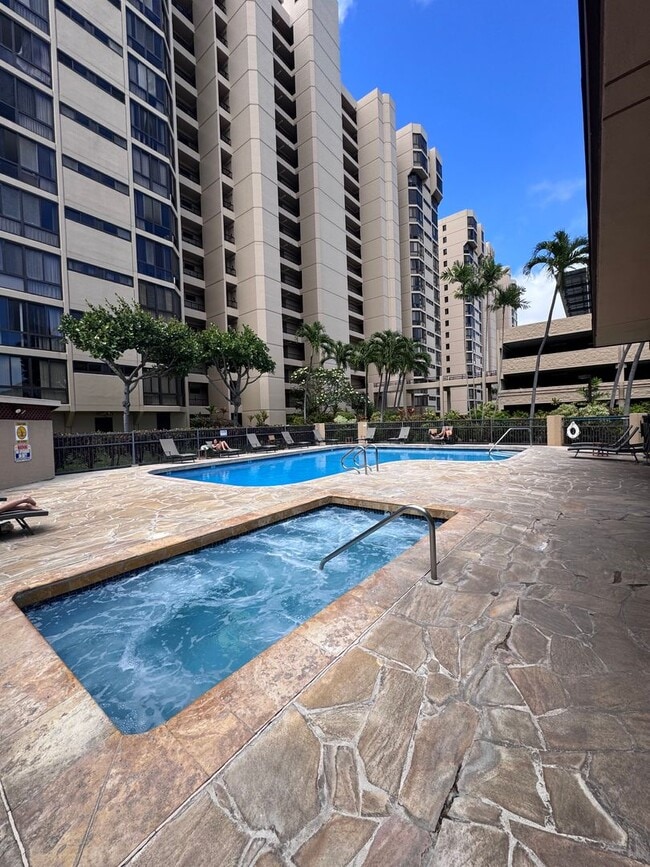 Building Photo - 2 Bed, 2 Bath with reserved, covered parking. Washer/Dryer in unit -Country Club Plaza in Salt Lake