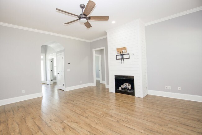 Building Photo - "Spacious and Inviting 2620 sq. ft. Home i...