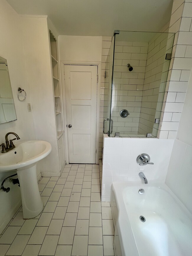 Building Photo - 1345 Masselin Ave