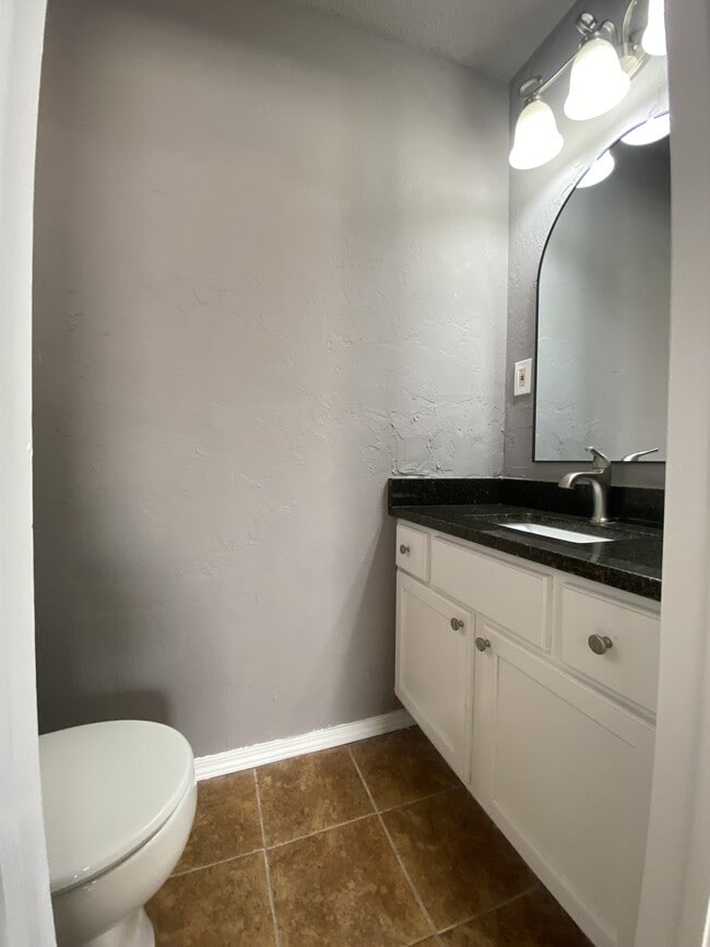 Building Photo - 713 N Dallas Ave