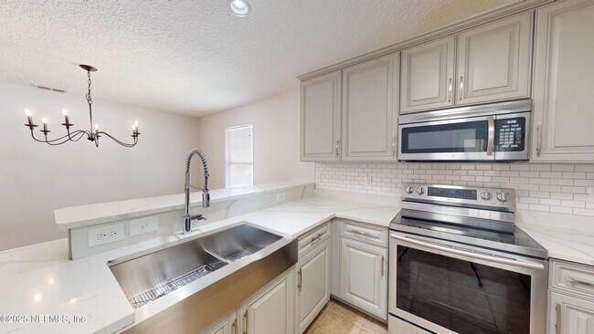 Building Photo - 13290 Pacemaker Dr