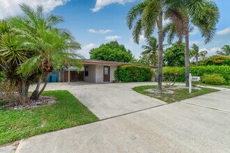 Building Photo - 2831 N Seacrest Blvd