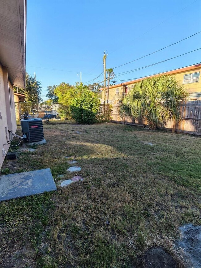 Building Photo - 1120 Union St S