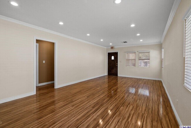 Building Photo - 666 W Lexington Dr