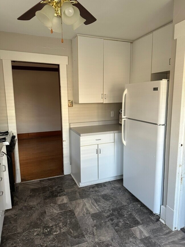 Building Photo - 204 S Linden Ave