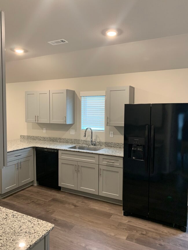 Building Photo - 2566 S Ouachita Dr