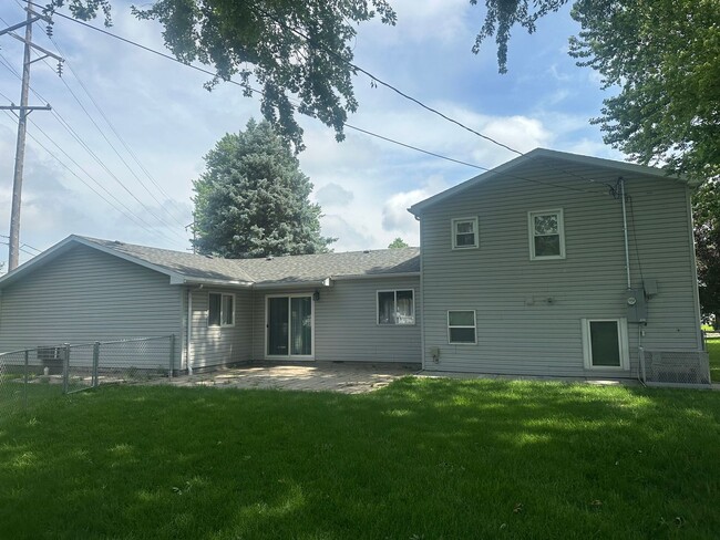 Building Photo - 537 Memorial Dr