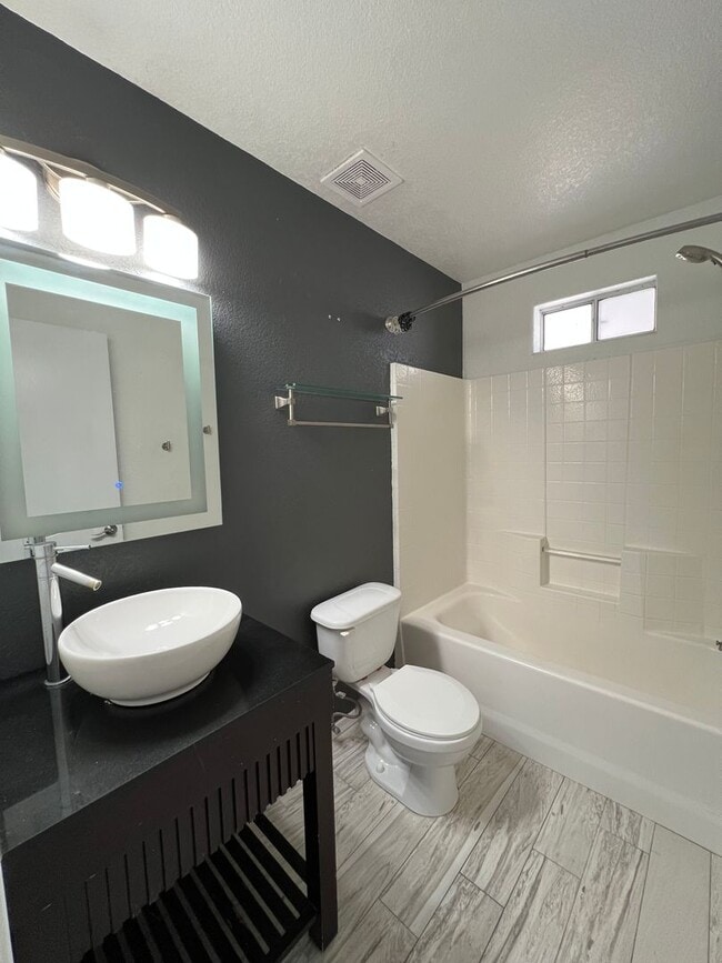 Building Photo - NICE 3 BED 2 BATH!