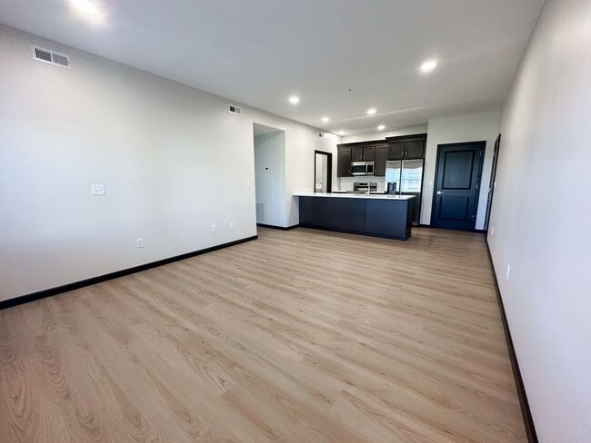 Building Photo - Beautiful 2 Bed, 2 Bath Apartment in PRIME location!  Furnished & Unfurnished Options Available!