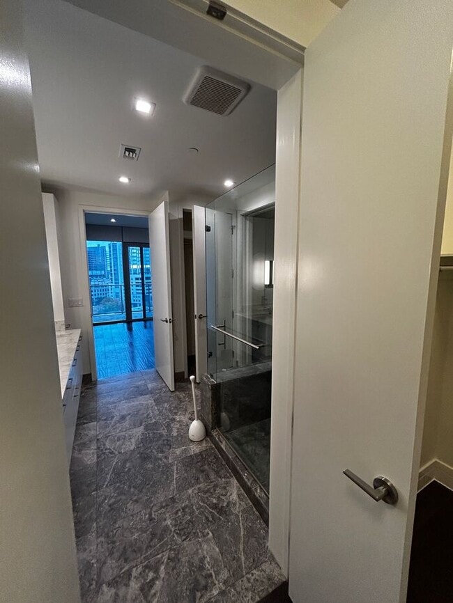 Building Photo - Spacious 930 SF Luxury Condo | Fifth & West | Market District